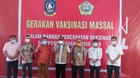 Bupati Karimun, Aunur Rofiq bersama Ketua PSMTI Karimun, Ketua Apindo Karimun, Ketua APVA Indonesia di pemberian vaksin massal di Karimun. Ist