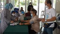 Koordinator gerakan Vaksinasi di Masjid Bukit Indah Sukajadi, Buudiman memantau langsung pelaksanaan vaksinasi. IST