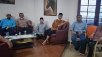 Hendrik bersama rombongan berbincang dengan Ketua PCNU Batam, KH Hairul Saleh. IST