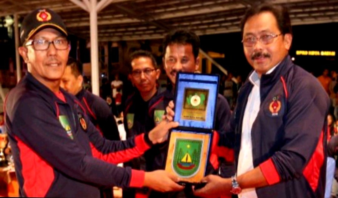 Ketua KONI Batam, Iskandar Alamsyah (kiri) menyerahkan cinderamata menandai pembukaan Porkot V Batam 2017 lalu. IST