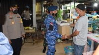 TNI Polri turun langsung memberikan paket bantuan ke masyarakat Batam. IST