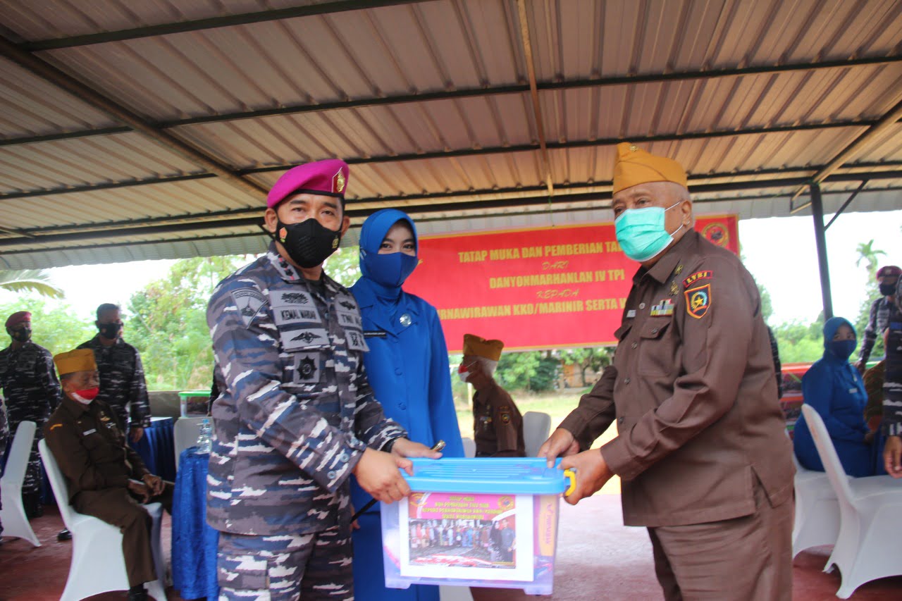 Danyonmarhanlan IV Tanjungpinang, Letkol Marinir Kemal Mahdar, S.H bersama Ketua Jalasenastri menyerahkan paket bantuan ke Purnawirawan. Ist