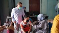 Kepala Dinas Kesehatan Batam, Didi Kusmajardi saat meninjau langsung pelaksanaan vaksinasi covid-19 bagi siswa SLBN Kota Batam. ist