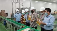 Waka DPRD Batam, Ruslan M Ali Wasyim (batik) mengangkat kemasan minyak goreng produksi PT Sinergy Oil Nusantara disela-sela kunjungannya. Ist