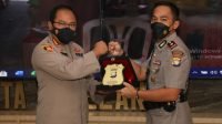 Kapolresta Barelang, Kombes Pol Yos Guntur menyerahkan cindera mata dalam kegiatan serah terima jabatan Kasat Reskrim Polresta Barelang. ist