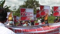 Mahasiswa dan Pemuda yang tergabung dalam Gemapsi membawa spanduk dan poster sebagai bentuk tuntutan mereka ke DPRD Simalungun. ist