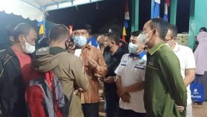 Anggota DPRD Kepri, Nyanyang Harris Pratamura berdiskusi terbuka degan masyarakat dampinannya. ist