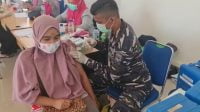 Vaksinator dari Lanal Batam tengah menyuntikkan vaksin kepada salah seorang peserta vaksin kedua Lanal Batam dan Puskesmas Tj Sengkuang. ist