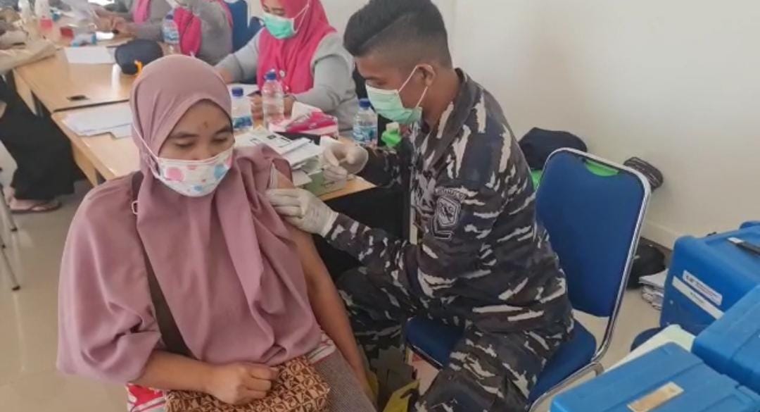 Vaksinator dari Lanal Batam tengah menyuntikkan vaksin kepada salah seorang peserta vaksin kedua Lanal Batam dan Puskesmas Tj Sengkuang. ist