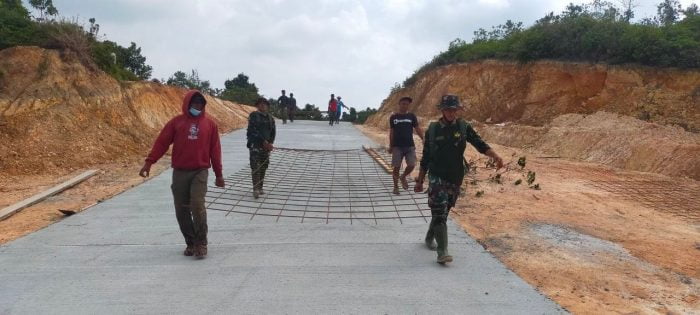 Satgas dan Masyarakat setempat bahu membahu menyelesaikan proyek fisik TMMD ke-112 di Kampung Air Setokok. Ist