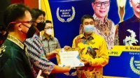 Datok Amat Tantoso (batik kuning) menerima penghargaan dari managemen RSBP Batam dalam kegiatan RSBP Award 2021. foto: central batam