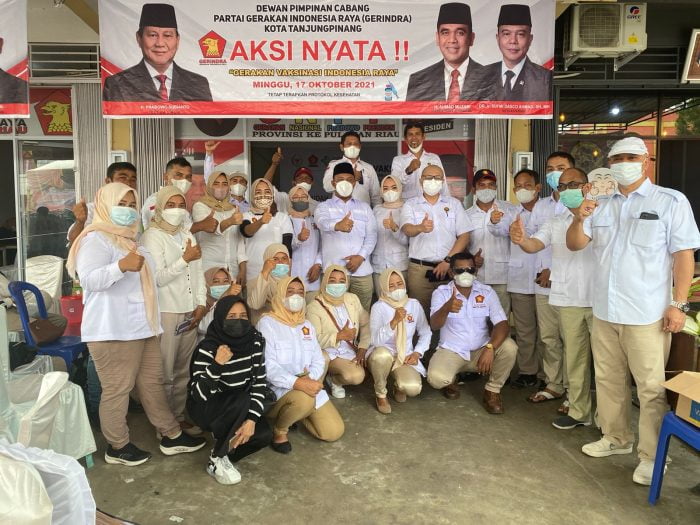 Ketua DPD Gerindra Kepri, Iman Sutiawan SE MM bersama segenap panitia yang terlibat dalam kegiatan vaksinasi covid-19 DPC Gerindra Tanjungpinang. ist