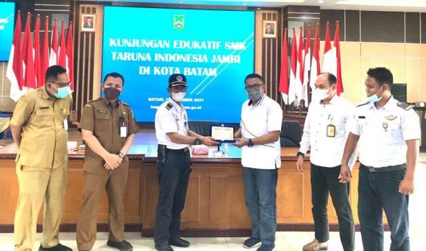 Kadisbudpar Batam, Ardiwinata menerima cinderamata dari perwakilan Taruna Indonesia Jambi dalam kunjungannya ke Batam. ist