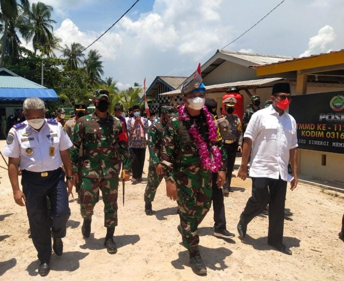 Rombongan Wasev TNI AD dan FKPD Batam meninjau langsung pelaksanaan TMMD ke-112 di Kelurahan Setoko, Kecamatan Bulang, Batam. ist