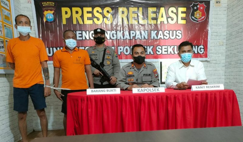 Kapolsek Sekupang didampingi Kanit Reskrim memperlihatkan pelaku curanmor yang berhasil ditangkap di wilayah Tiban. ist