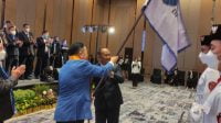 Ketua Umum Peradi, Prof Dr Otto Hasibuan SH MM (kiri) menyerahkan bendera pataka Peradi kepada Ketua DPC Peradi Batam, Mustari SH (kanan) menandai pelantikan pengurus Peradi Batam. ist