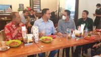 Gubernur Kepri, Anies Baswedan (dua dari kiri) terlihat berbincang dengan Ketua Presidium KAHMI Batam, Ansar Achmad yang juga Wakil Walikota Batam. ist