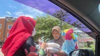 Selebgram Batam, Zulianty Pertiwi turun langsung membagikan nasi bungkus di jalanan Baloi, Kota Batam. Ist