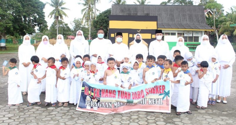 anak-anak TK Hangtuah Dabo Singkep didampingi para orangtuanya dalam kegiatan peragaan manasik haji. ist