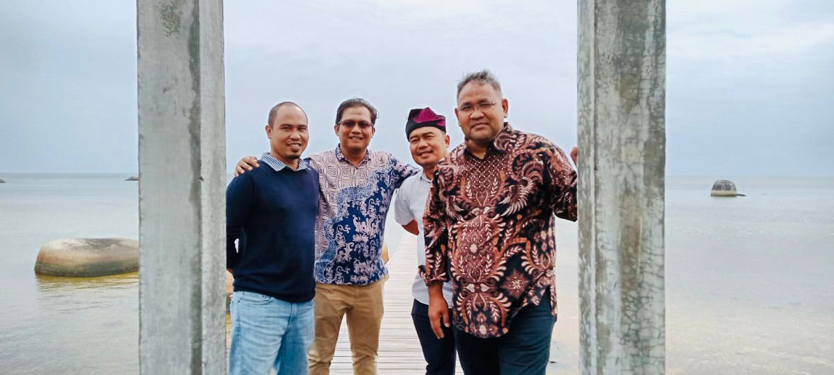 Ketua Umum JMSI, Teguh Santosa (kanan) saat mengunjungi Kabupaten Natuna sungguh, Provinsi Kepri. Ist