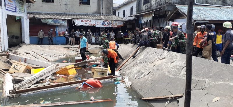 Aksi heroik dilakukan oleh sejumlah personil Yonmarhanlan IV Evakuasi Korban Robohnya Pasar KUD Tanjungpinang . ist