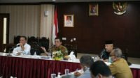 Gubernur Provinsi Kepri, Ansar Ahmad memimpin rapat koordinasi menyambut Wisman ke Kepri. ist