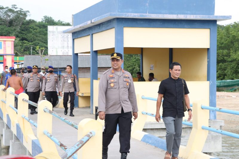 Kapolres Karimun, AKBP Tony Pantono bersama rombongan saat tiba di Kecamatan Buru, Kabupaten Karimun dalam kegiatan Kunker. ist