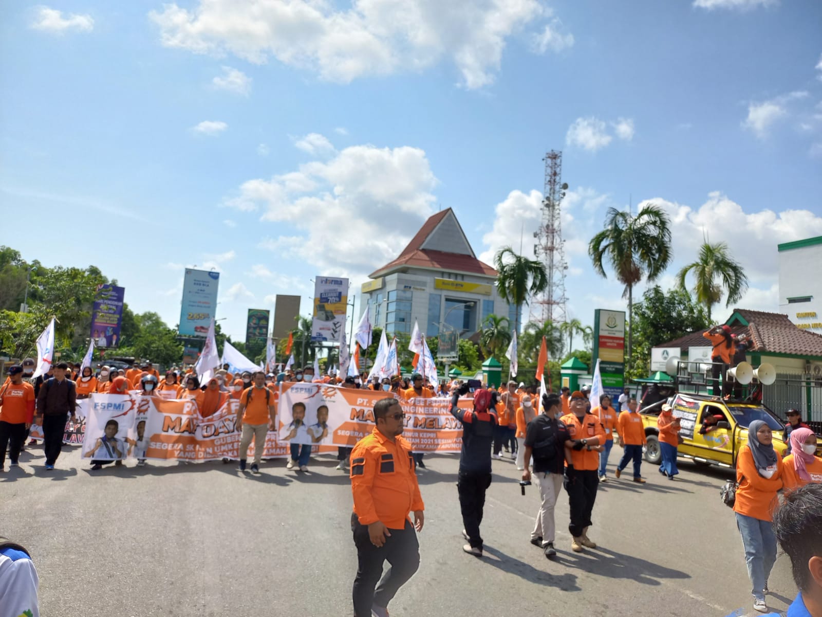 Aksi damai SPMI Kota Batam di Taman Aspirasi Batam Center memperingati puncak Hari Buruh Sedunia. Endang