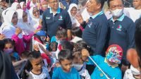 Gubernur Kepri, Ansar Ahmad mendampingi langsung Menkes Budi meninjau pelaksanaan Imunisasi di desa Bulang, Tanjungpinang. Dok Pemprov Kepri