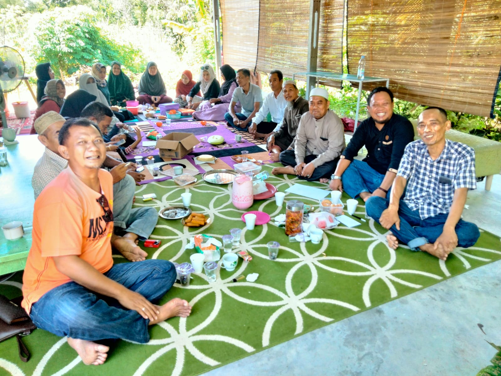 Foto bersama disela-sela rapat penentuan pengurus usai halal bihalal. Msari