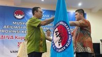 Ketua APVA Kepri terpilih, Rudi Tan menerima bendera Pataka dari Pengurus APVA Indonesia guna melanjutkan estafet kepeminan di APVA Kepri. dokumen APVA Kepri