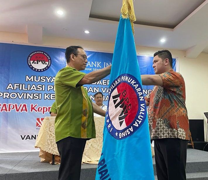 Ketua APVA Kepri terpilih, Rudi Tan menerima bendera Pataka dari Pengurus APVA Indonesia guna melanjutkan estafet kepeminan di APVA Kepri. dokumen APVA Kepri