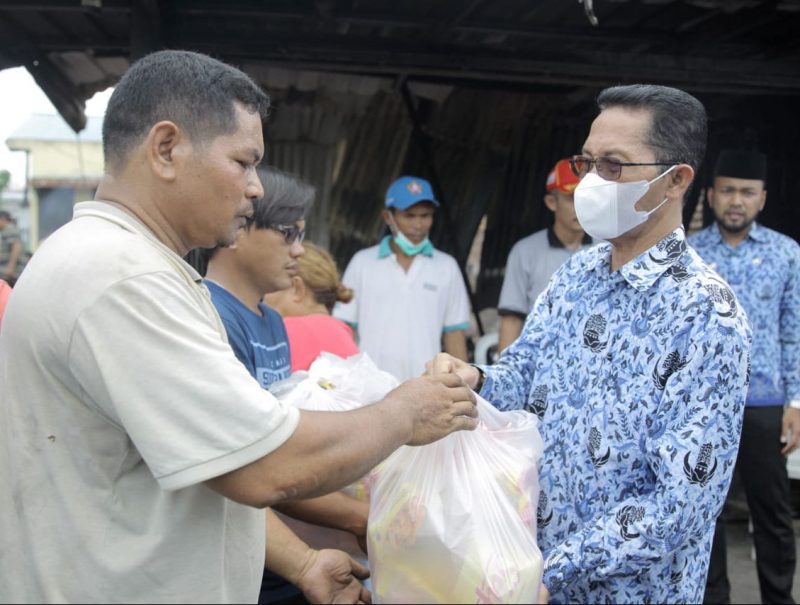 Wakil Walikota Batam, Amsakar Achmad menyerahkan paket sembako kepada korban. Ia berharap korban bisa segera bangkit dan membangun kembali ekonomi keluarganya. dokumen Media Centre Batam