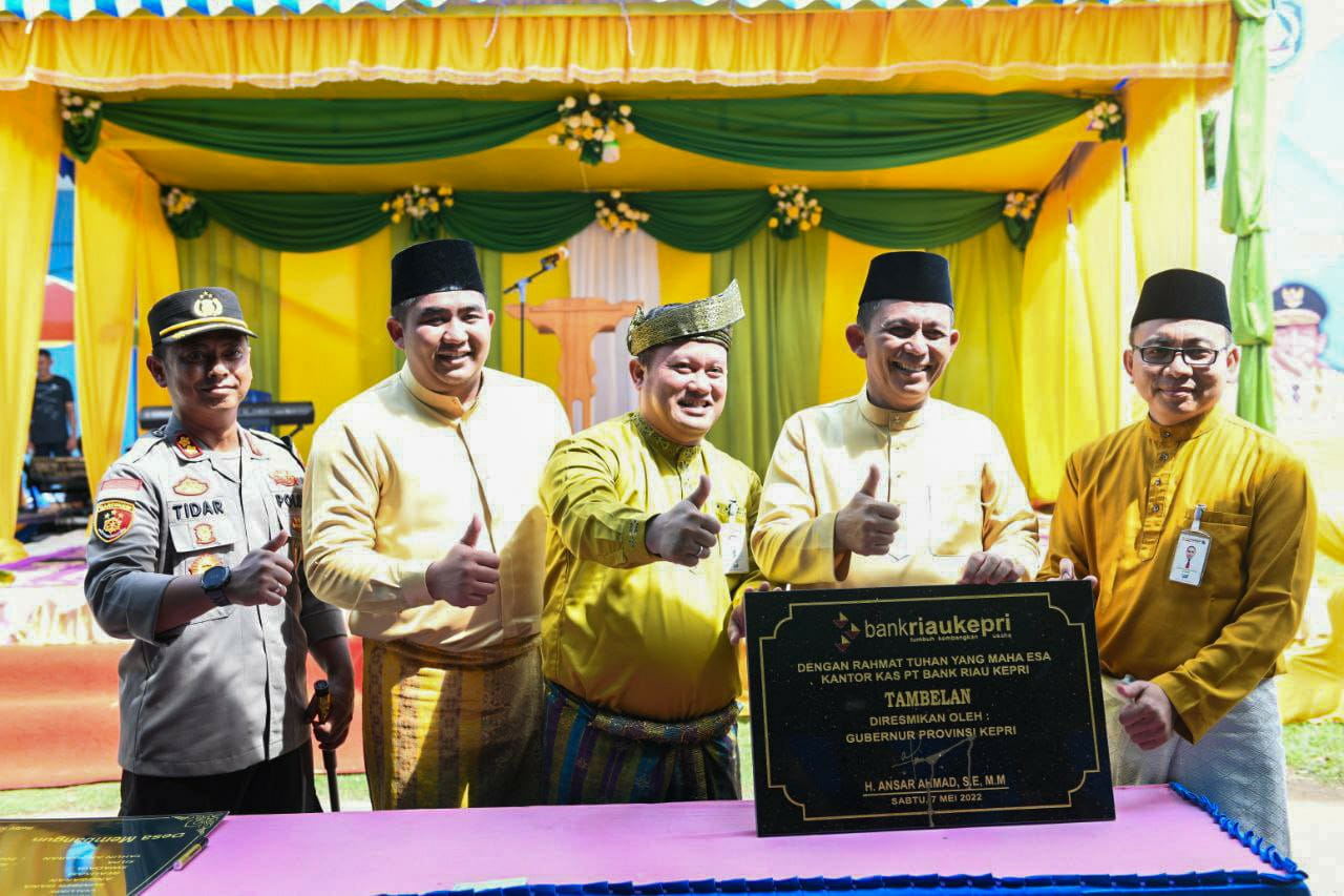 Gubernur Kepri, Ansar Ahmad bersama jajaran Bank Riau Kepri memperlihatkan prasasti kantor yang baru ditandatangani. Dok Pemprov Kepri