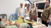 Gubernur Kepri, Ansar Ahmad didampingi isterinya mengunjungi sejumlah Tokoh Masyarakat Kepri, tak terkecuali yang sedang sakit. ist