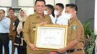 Gubernur Kepri, Ansar Ahmad menyerahkan bantuan secara simbolis untuk RT, RW, Posyandu dan sekolah di Kabupaten Bintan. dokumen pemprov Kepri