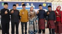Wakil Walikota Batam, Amsakar Achmad dan isteri bersama keluarga besar Iwakusi Kota Batam dalam acara Halal Bi Halal. dokumen Media Centre Batam