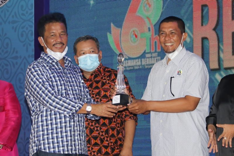 Rudi menerima cinderamata dari Ketua Panitia Pemilihan Ketua IKA SMANSA Tanjungpinang. dok media centre