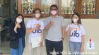 Foto bersama disela-sela penyuluhan di SMAK Yos Sudarso Batam. dokumen mahasiswa UIB