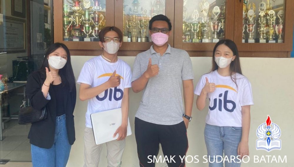 Foto bersama disela-sela penyuluhan di SMAK Yos Sudarso Batam. dokumen mahasiswa UIB