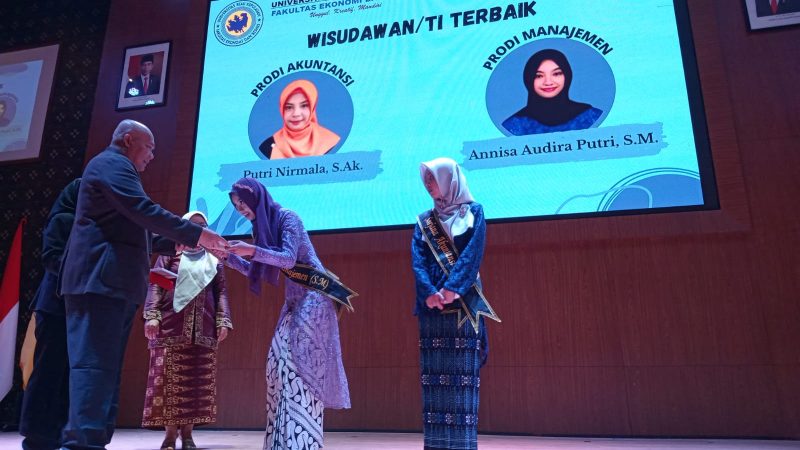 Ketua Dekan Fakultas Ekonomi dan Bisnis Unrika, DR Tibrani SE, MM memberikan piagam penghargaan kepada dua lulusan terbaik Fakultas Ekonomi dan Bisnis Gelombang I. foto Detak News