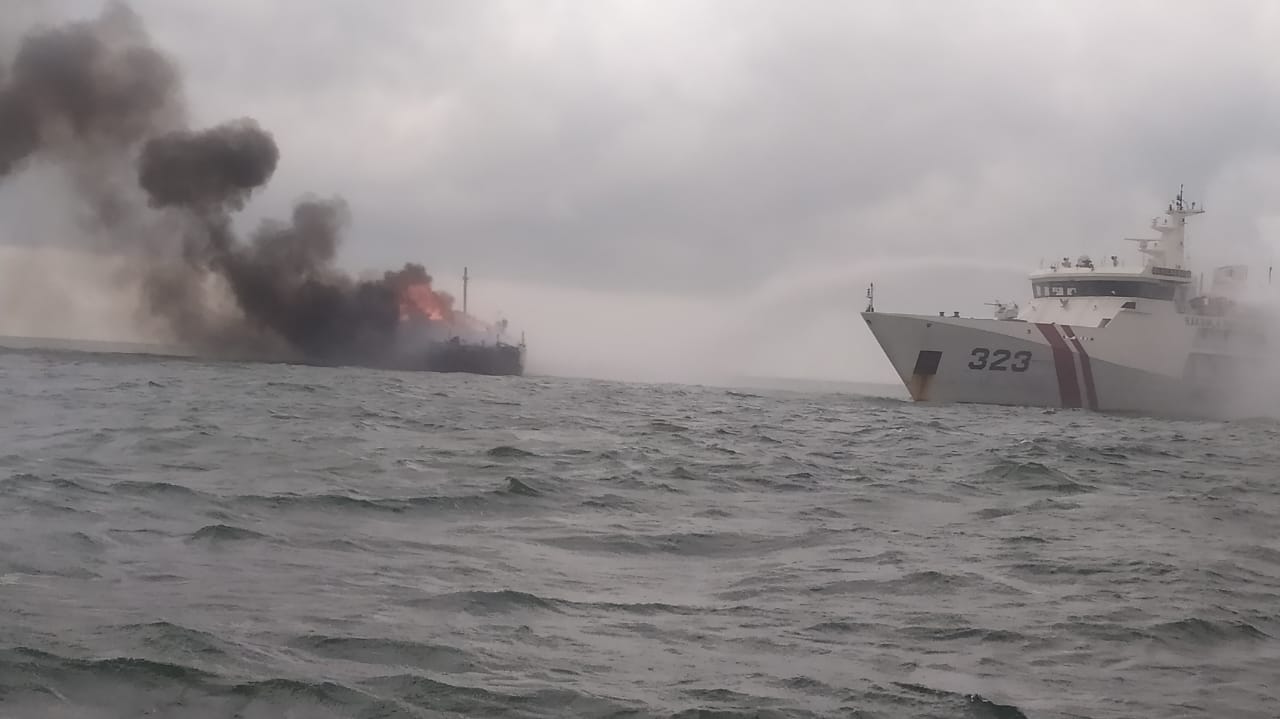 KN Pulau Dana Bakamla berjibaku melakukan pemadaman salah kapal kargo yang tengah terbakar di tengah laut. Foto Humas bakamla