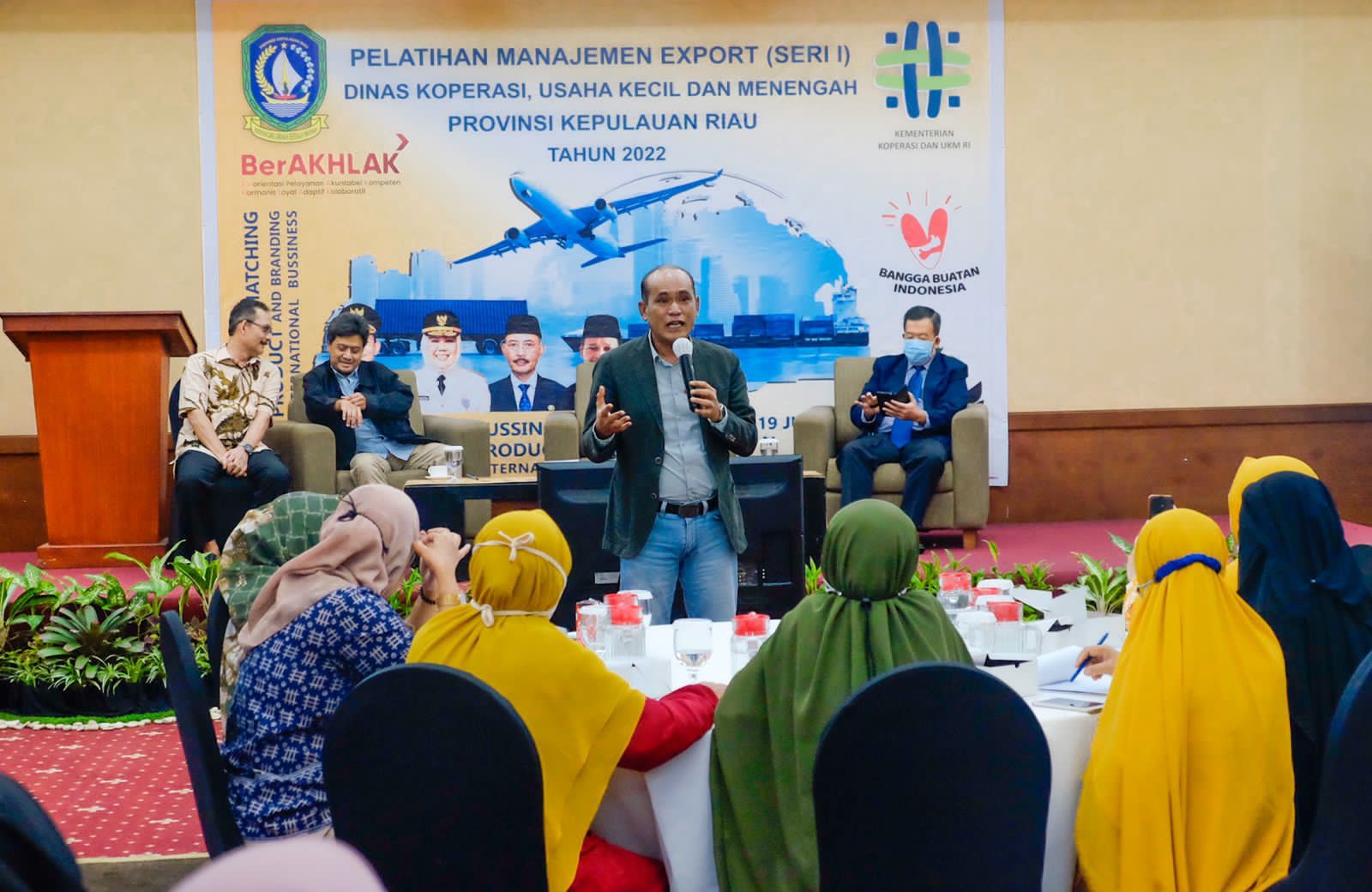 Anggota DPRD Provinsi Kepri, Sirajuddin Nur memberikan pemaparan terkait pemberdayaan UMKM. Foto bu rewe