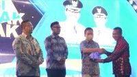 Bright PLN Batam menerima tropi dan piagam wajib pajak yang taat pajak salam malam anugerah wajib pajak yang digelar oleh bp2rd Kota Batam. Foto bright