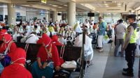 Sejumlah personil Polsek Bandara turun langsung mengamankan rombongan CJH dari Batam saat tiba di Hang Nadim. foto tim haji