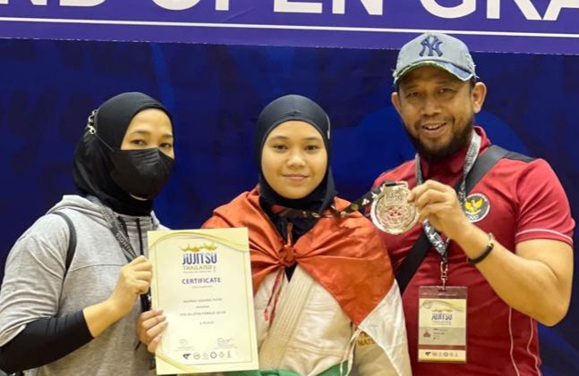 Atlet Jijitsu Putri Indonesia, Ayu Swa (tengah) berhasil mempersembahkan medali untuk Indonesia dari kejuaran Jijitsu di Thailand. foto Ochi