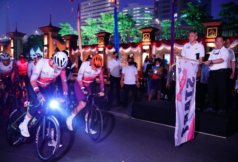 Kapolri Jenderal Listyo Sigit Prabowo mengangkat bendera pataka menandai pelepasan pesepeda di depan Mabes Polri Jakarta. dokumen polri
