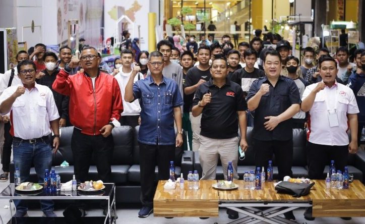 Kadispora Batam, Zulkarnain, Wakil Ketua KONI Batam Aldi Samjaya dan segenap insan olahraga tampak bersemangat di pembukaan Kejurda ESI 2022. foto koni batam