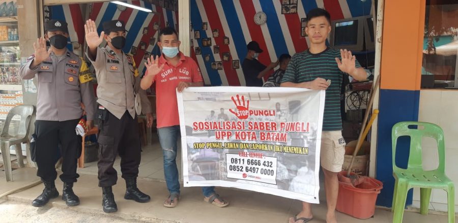 Personil Polsek Batu Ampar turun langsung mensosialisasikan Saber Pungli di Pasar Melcem, Kelurahan Tanjung Sengkuang, Kecamatan Batu Ampar. foto bu rete