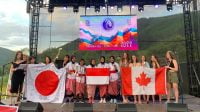 Tim arum jeram putri Indonesia berhasil mengibarkan bendera merah putih setelah tampil sebagai juara pertama dalam kegiatan WRC 2022 di Bosnia. SIWO Indonesia